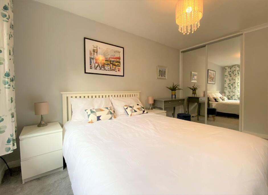 Ferienwohnung Redhill Town Centre 3 Bed House Near Gatwick Airport, Easy Commute To London Exterior foto